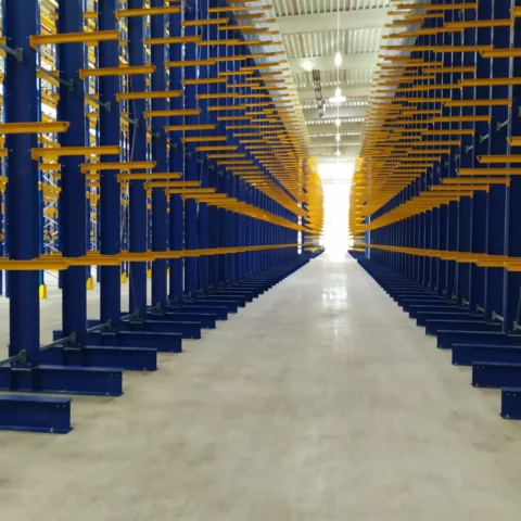 neues industrieregal in einer neuen halle in blau gelb